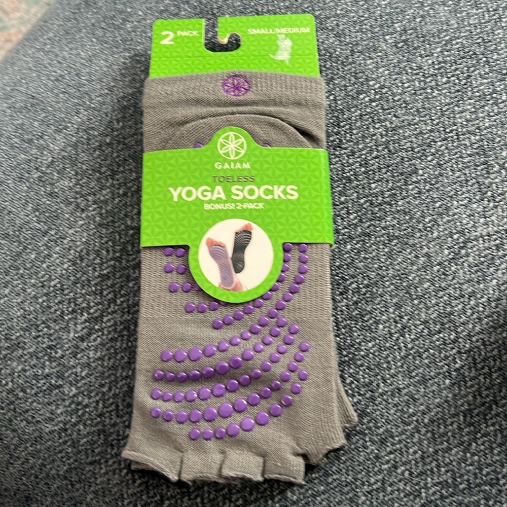 Gaiam toeless yoga socks 2 pk grey and black
Size Small/Medium NWT